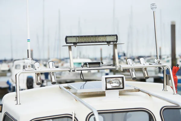 Flutlicht Auf Dem Dach Eines Bootes Navigationslicht Für Die Fahrt — Stockfoto