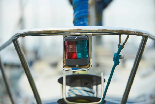 Feche Proa Barco Vela Uma Marina Com Linhas Cordas Luzes — Fotografia de Stock