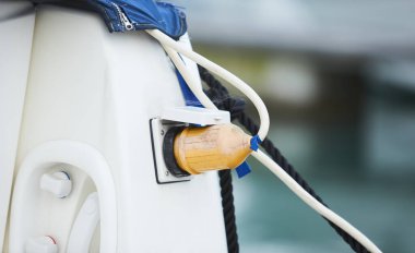 İskelede elektrik prizi var. Marina 'daki tekneler için şarj istasyonu. Limandaki gemileri şarj etmek için elektrik prizleri.