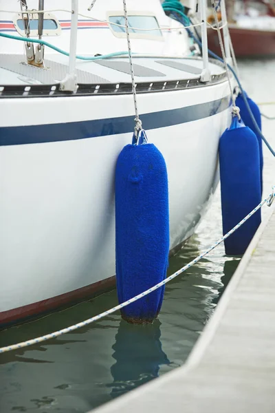 Guardabarros Suspendidos Entre Barco Muelle Para Protección Defensores Marítimos —  Fotos de Stock