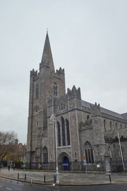 Dublin, İrlanda - 12.03.2021: Dublin sokaklarında arabalar, yayalar ve bisikletçiler.