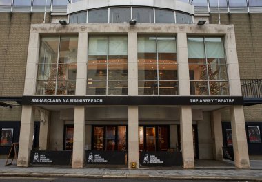 Dublin, İrlanda - 12.03.2021: Dublin sokaklarında arabalar, yayalar ve bisikletçiler.