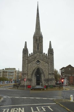 Dublin, İrlanda - 12.03.2021: Dublin sokaklarında arabalar, yayalar ve bisikletçiler.