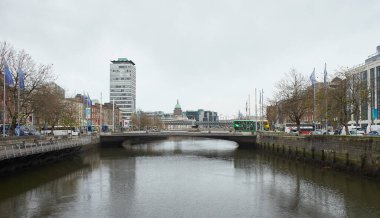 Dublin, İrlanda - 12.03.2021: Dublin sokaklarında arabalar, yayalar ve bisikletçiler.