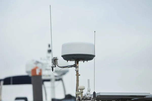 Övre Delen Vit Lyxyacht Med Navigeringsutrustning Blå Himmel Med Moln — Stockfoto