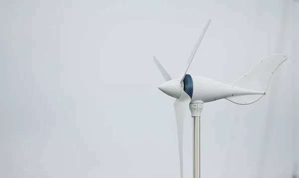 Turbina Gerador Vento Barco Vela Atracado Porto — Fotografia de Stock