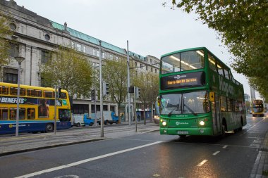 Dublin, İrlanda - 12.03.2021: Dublin sokaklarında arabalar, yayalar ve bisikletçiler.
