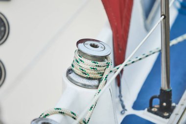 Limandaki yelkenli teknede vinç ve denizcilik halatları.