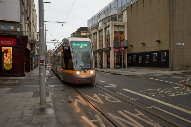 Dublin, İrlanda - 12.03.2021: Dublin sokaklarında arabalar, yayalar ve bisikletçiler.