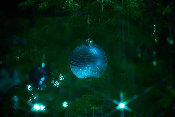 Blauwe Kerstbal Decoratie Close Abstract Kerst Bokeh Lichte Achtergrond Monochrome — Stockfoto