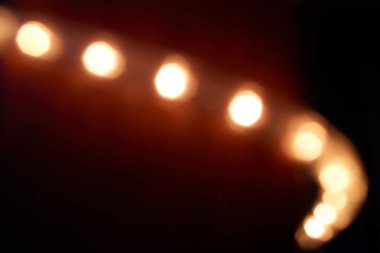 Tatil, arka planda bulanıklık, parıltı, ışık efekti, parti. Bokeh odaklı olmayan ışıklarla bulanık renk ışığı soyut arkaplan