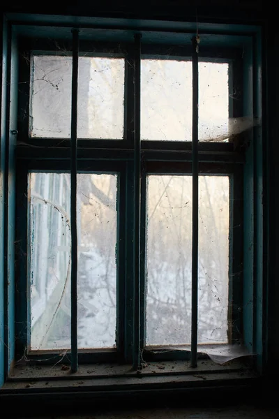 Vieja Ventana Con Telaraña Viejo Patio Abandonado Vista Desde Interior — Foto de Stock