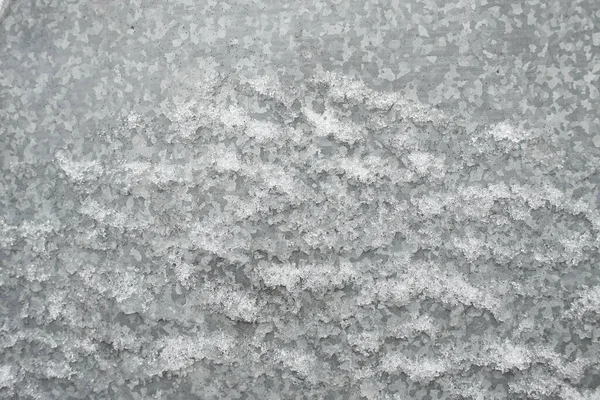 亜鉛は氷雪で覆われた金属のシートを亜鉛メッキ 背景やテクスチャとして使用できます — ストック写真