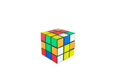 Beyaz arkaplanda Rubik küp
