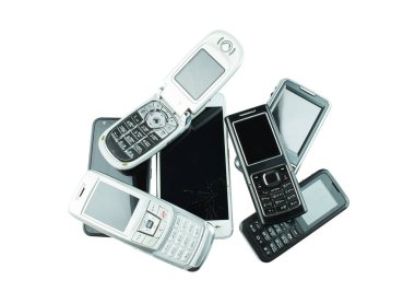 Beyaz arka planda izole edilmiş eski ve modası geçmiş bir cep telefonu.