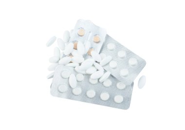 Beyaz arkaplanda izole edilmiş su toplayan paketlerdeki ilaçlar.