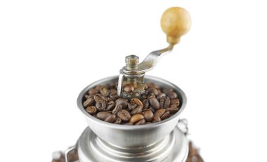 Kahveli öğütücü, beyaz kahve çekirdekleri.