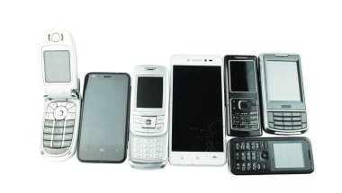 Beyaz arka planda izole edilmiş eski ve modası geçmiş bir cep telefonu.