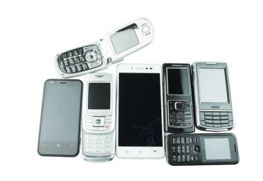 Beyaz arka planda izole edilmiş eski ve modası geçmiş bir cep telefonu.