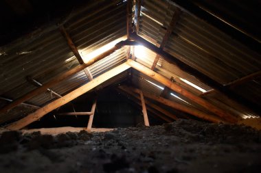 Terk edilmiş evde eski karanlık tavan arası..