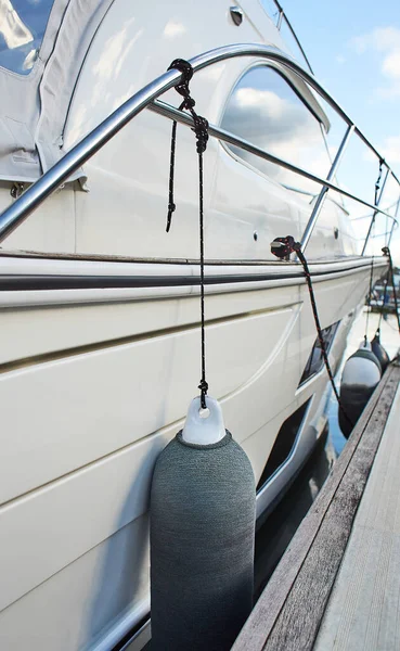 Guarda Lamas Brancos Suspensos Entre Barco Doca Para Proteção Guarda — Fotografia de Stock