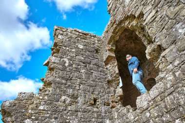 Dunamase Kalesi Kayası 'ndaki adam Portlaoise, İrlanda' da bulunan tarihi bir binadır. Seyahat yeri simgesi.