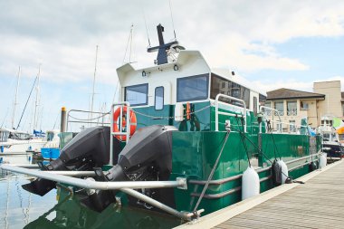 Limanda büyük bir yük teknesi var..