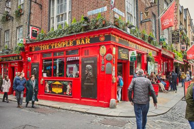 Dublin, İrlanda - 04.10.2022: Temple Bar Dublin 'in kültürel bölgesinde her yıl binlerce turist tarafından ziyaret edilen ünlü bir simgedir. Meyhanedeki insanlar..