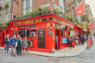 Dublin, İrlanda - 04.10.2022: Temple Bar Dublin 'in kültürel bölgesinde her yıl binlerce turist tarafından ziyaret edilen ünlü bir simgedir. Meyhanedeki insanlar..