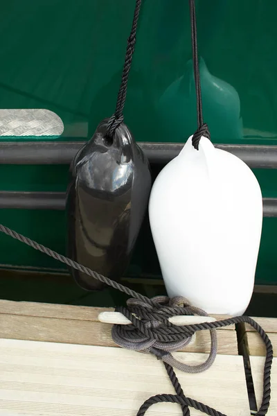 Korunmak Için Tekne Ile Rıhtım Arasında Asılı Siyah Beyaz Çamurluklar — Stok fotoğraf
