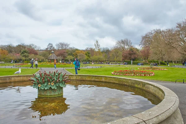 St Stephen 's Green, İrlanda' nın başkenti Dublin 'de yer alan bir bahçe meydanı.. 