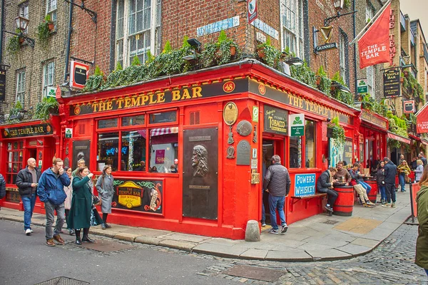 Dublin, İrlanda - 04.10.2022: Temple Bar Dublin 'in kültürel bölgesinde her yıl binlerce turist tarafından ziyaret edilen ünlü bir simgedir. Meyhanedeki insanlar..