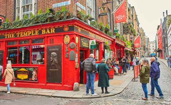 Dublin, İrlanda - 04.10.2022: Temple Bar Dublin 'in kültürel bölgesinde her yıl binlerce turist tarafından ziyaret edilen ünlü bir simgedir. Meyhanedeki insanlar..