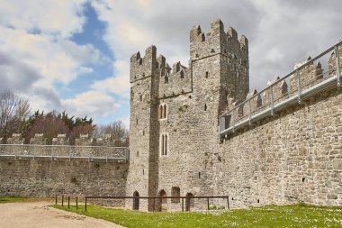 Kılıç Kalesi, Dublin, İrlanda 'da bulunan tarihi bir binadır. Seyahat yeri simgesi.