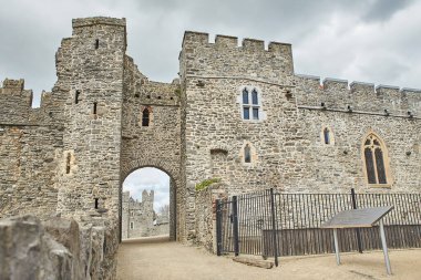 Kılıç Kalesi, Dublin, İrlanda 'da bulunan tarihi bir binadır. Seyahat yeri simgesi.
