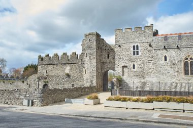 Kılıç Kalesi, Dublin, İrlanda 'da bulunan tarihi bir binadır. Seyahat yeri simgesi.