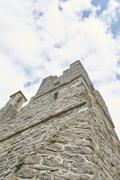 Kılıç Kalesi, Dublin, İrlanda 'da bulunan tarihi bir binadır. Seyahat yeri simgesi.