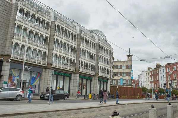 Dublin, İrlanda - 04.10.2022: Dublin, İrlanda Cumhuriyeti, Avrupa 'daki St. Stephen' s Green Shopping Centre