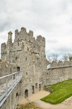 Kılıç Kalesi, Dublin, İrlanda 'da bulunan tarihi bir binadır. Seyahat yeri simgesi.