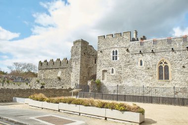 Kılıç Kalesi, Dublin, İrlanda 'da bulunan tarihi bir binadır. Seyahat yeri simgesi.