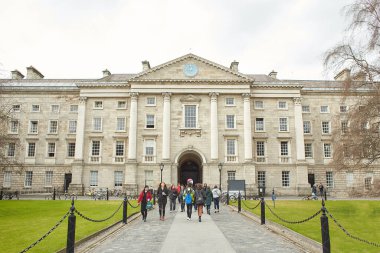 Dublin, İrlanda - 04.10.2022: Dublin, İrlanda 'daki Üçlemeci Üniversite Kampüsü' nün içindeki Campanile