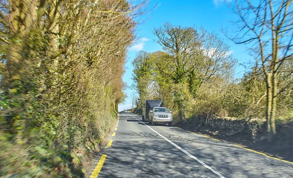 Vista Traseira Dos Carros Que Conduzem Auto Estrada Irlanda Estrada — Fotografia de Stock