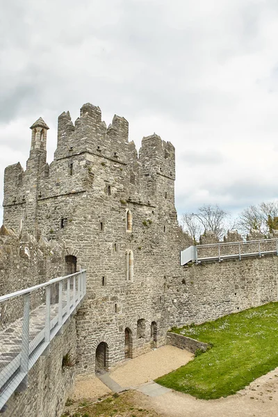 Kılıç Kalesi, Dublin, İrlanda 'da bulunan tarihi bir binadır. Seyahat yeri simgesi.