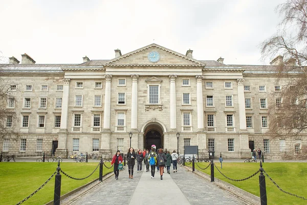 Dublin, İrlanda - 04.10.2022: Dublin, İrlanda 'daki Üçlemeci Üniversite Kampüsü' nün içindeki Campanile