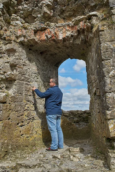 Ein Mann Auf Dem Rock Dunamase Castle Ist Ein Historisches — Stockfoto