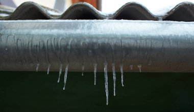 Buz saçakları sarkıyor, damlıyor. Bahara kadar kış. Yüzeyin derinliği. Buz kristalinin deseni ahşap bir huzur içinde asılı duruyor..