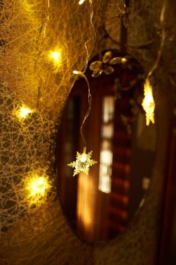 Tatil elektriği, sarı çelenkler. Noel ağacı süslemesi..