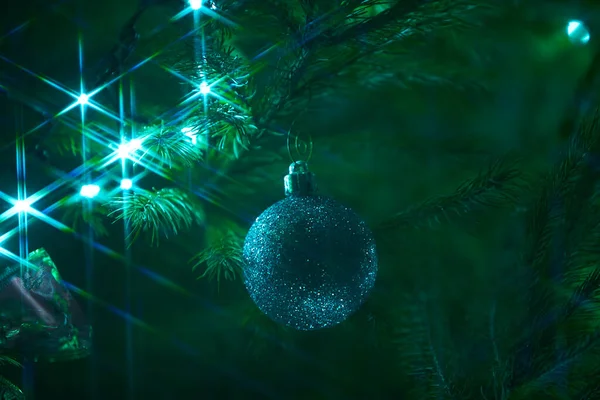 Großaufnahme Von Urlaub Elektrischen Blauen Girlanden Auf Tannenzweig Mit Christbaumschmuck — Stockfoto