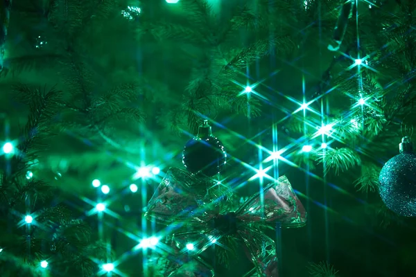 Close Férias Guirlandas Azuis Elétricas Ramo Abeto Com Decoração Árvore — Fotografia de Stock