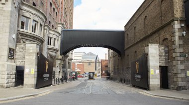 Dublin, İrlanda-08.31.2022: Guinness Deposunda at arabaları, İrlanda 'nın ünlü birasının St James Kapısı' ndaki hikayesini anlatan bira fabrikası deneyimi.